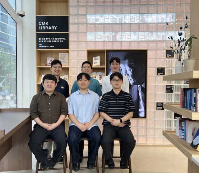 현대차 정몽구 재단의 ‘CMK 과학기술 펠로우’로 뽑힌 연구자들이 단체로 포즈를 취하고 있다.현대차 정몽구 재단 제공