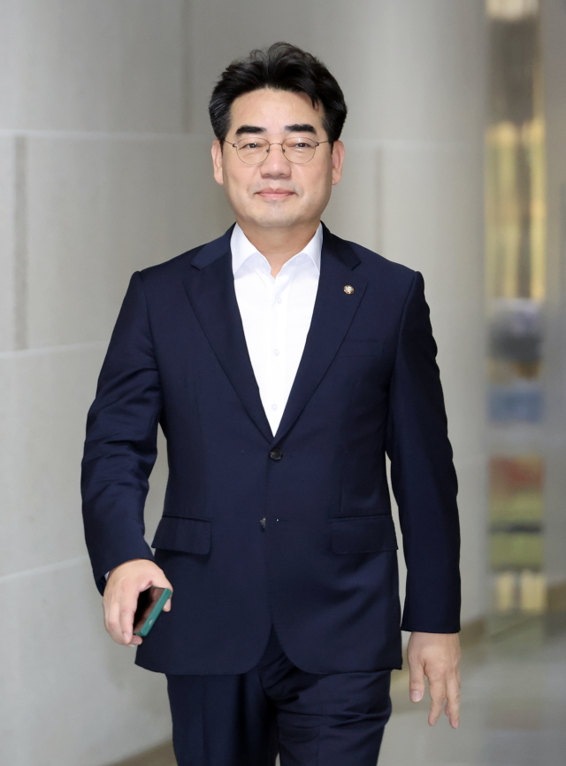 국민의힘 이성권 부산시당위원장이 지난 22일 국회 의원회관에서 열린 '대안과 미래' 조찬 모임에 참석하기 위해 입장하고 있다. 연합뉴스>