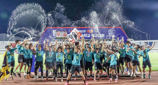 지난달 30일 경남 고성군종합운동장에서 열린 제63회 청룡기 전국고등학교축구대회에서 우승을 차지한 평택진위FC U18선수들이 우승컵을 들어올리며 환호하고 있다. 김종진 기자 kjj1761@
