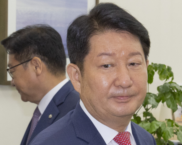 22대 하반기 국회 상임위원회 배정 기준에 불만을 제기하는 과정에서 국민의힘 정점식 원내대표의 멱살을 잡았던 권영진 의원이 지난달 27일 국회 내 원내대표실을 방문해 사과한 뒤 사무실을 빠져 나오고 있다. 권 의원 뒤에 배웅을 마친 정 원내대표가 사무실로 다시 들어가고 있다. 연합뉴스