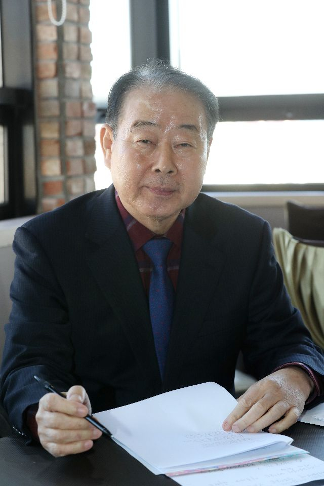 이우걸 시조시인이 <현대시조 작법>을 출간했다. 부산일보DB
