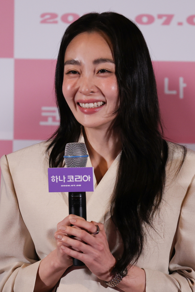 배우 김민하가 26일 서울 용산구 CGV용산점에서 열린 영화 '하나 코리아' 시사회 및 기자간담회에서 인사말을 하고 있다. 연합뉴스