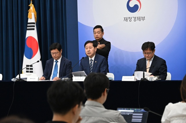 구윤철 부총리 겸 재정경제부 장관이 7월 30일 정부세종청사 중앙동 브리핑룸에서 세제개편안에 대해 브리핑을 하고 있다. 재경부 제공