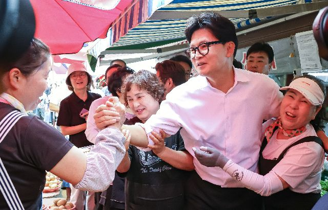 한동훈 부산 북갑 국회의원이 지난 6월 4일 부산 북구 구포시장에서 상인들과 시민들에게 감사 인사를 하고 있다. 김종진 기자 kjj1761