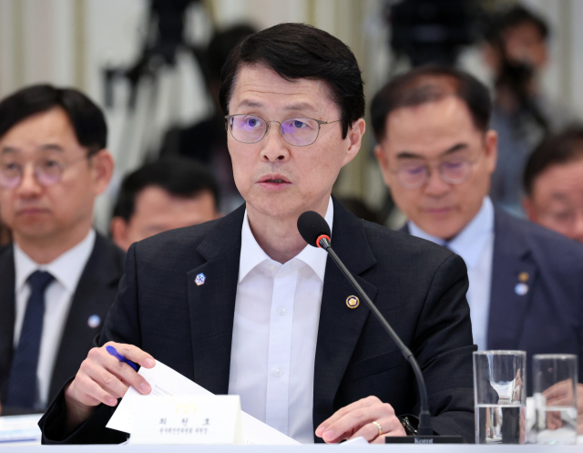 최원호 원자력안전위원장이 4일 청와대 영빈관에서 열린 대통령 주재 ‘하반기 업무보고’에서 보고하고 있다. 청와대통신사진기자단 제공