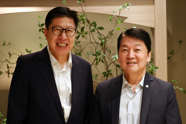 지난 4일 국민의힘 안철수 의원과 박형준 전 부산시장이 오찬 회동 후 기념사진을 찍고 있다. 안 의원 SNS 캡쳐