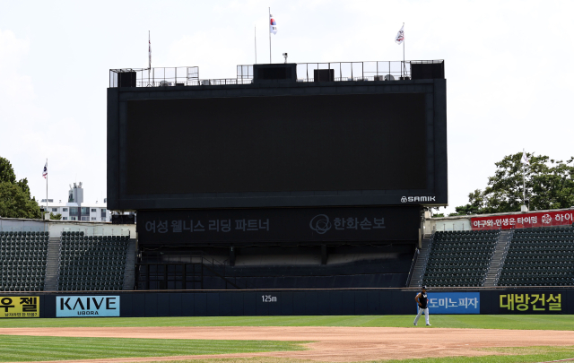 프로야구 KBO리그 NC 다이노스와 두산 베어스의 경기가 폭염으로 취소된 4일 서울 송파구 잠실야구장 모습. 서울과 광주에 폭염중대경보를 발효함에 따라 KBO는 NC 다이노스-두산 베어스, kt wiz-KIA 타이거즈(광주 기아챔피언스필드)의 경기 취소를 결정했다. 연합뉴스