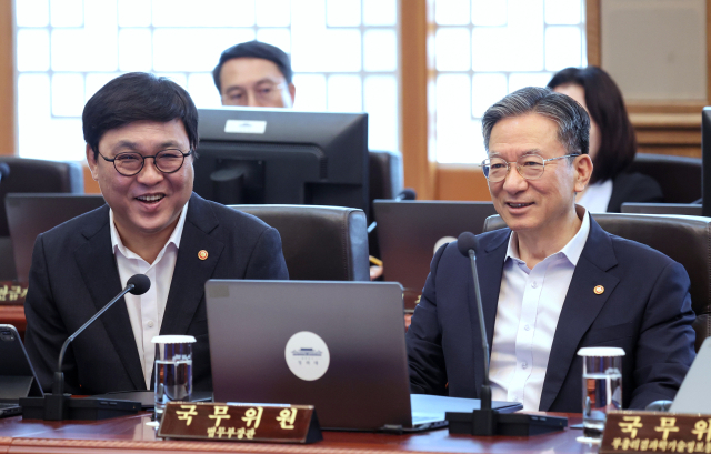 정성호 법무부 장관(오른쪽)과 최휘영 문체부 장관이 4일 청와대에서 열린 이재명 대통령 주재 국무회의에서 대화하고 있다. 연합뉴스