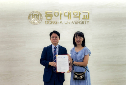 지난달 28일 대학원생 교류 확대 및 공동연구 추진을 위한 업무협약을 체결한 후 동아대학교 이정규 대학원장(왼쪽)과 린이메이 대만 국립중정대학 국제처 부처장이 기념촬영을 하고 있다. 동아대 제공