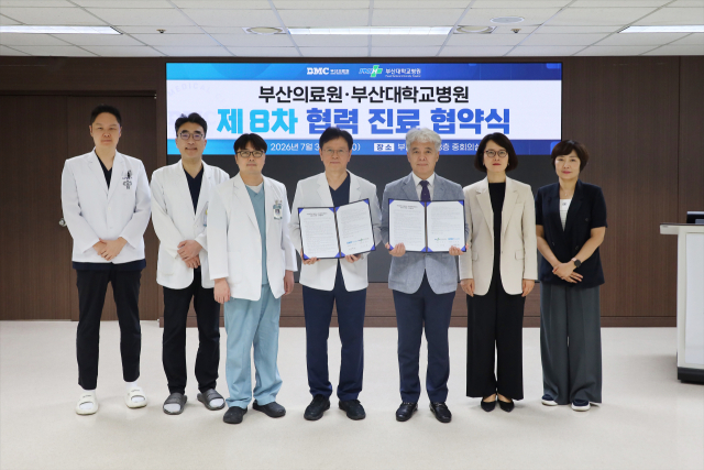 부산의료원과 부산대병원은 제8차 협력진료 협약을 체결했다. 지난달 31일 부산의료원에서 열린 협약식에서 부산의료원 이세용 원장과 부산대병원 김해영 원장이 협약서를 들고 기념촬영을 했다. 부산의료원 제공