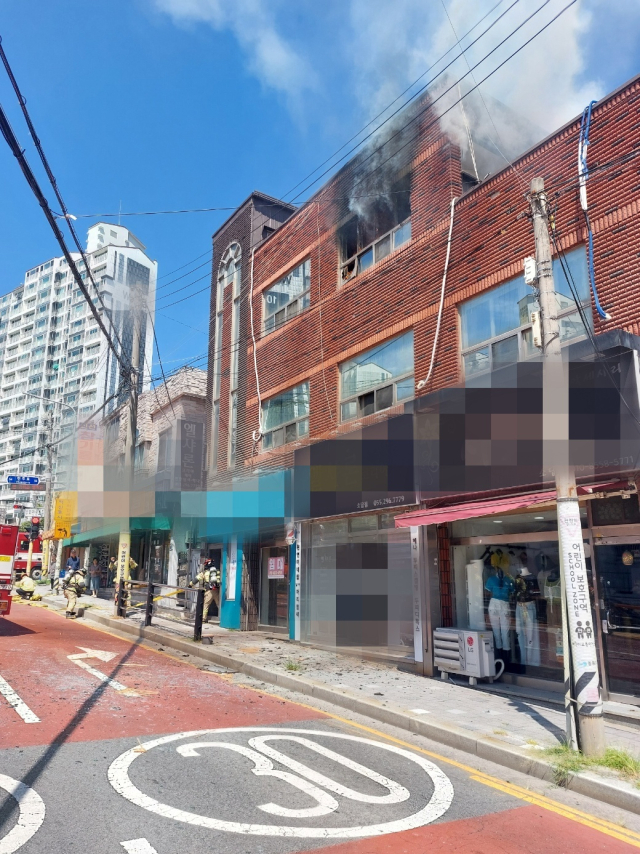 7일 오전 경남 창원시 의창구 서상동 한 3층짜리 상가주택에서 불이나 소방대원들이 진화 작업을 벌이고 있다. 창원소방본부 제공