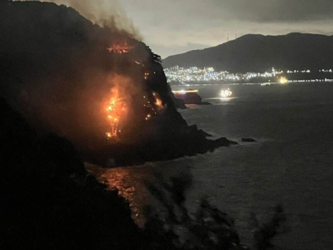 간밤 부산 암남공원 해안절벽서 산불…헬기 투입 새벽에 진화