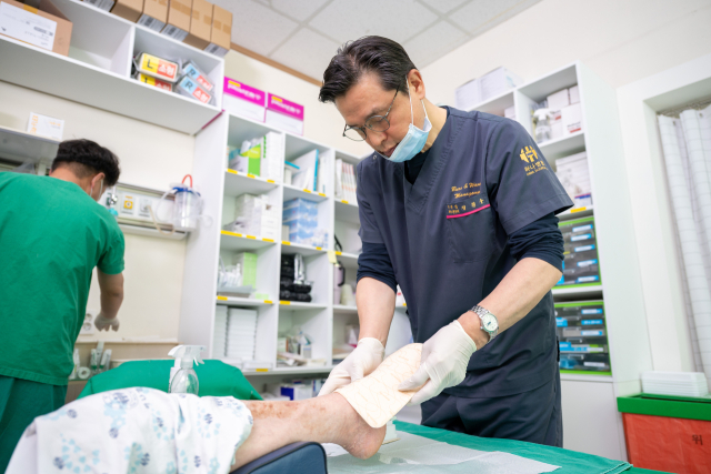 부산에서 화상 질환을 전문적으로 치료하는 하나병원 정철수 병원장은 “일광화상은 피부 온도를 낮추는 응급처치를 해야 하며, 이때 물집을 터트리지 않아야 한다”고 조언했다. 하나병원 제공