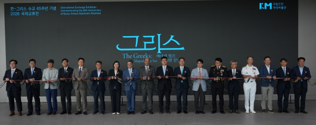 해양수산부과 국립인천해양박물관은 한·그리스 수교 65주년을 기념해 국립인천해양박물관에서 국제교류전시 ‘그리스, 바다가 빚은 위대한 문명’을 11일부터 오는 12월 6일까지 개최한다고 10일 밝혔다. 사진은 개막식 행사(왼쪽 9번째부터 그리스 문화부 차관, 남재헌 해수부 차관, 우동식 국립인천해양박물관장). 해수부 제공