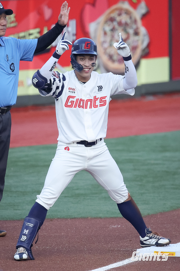 도루 35개로 리그 1위에 올라 있는 황성빈. 황성빈이 도루왕에 오르게 되면 롯데 출신으로는 31년 만에 도루왕에 오른다. 롯데 자이언츠 제공