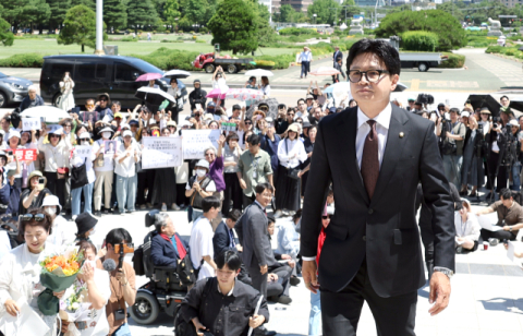 SNS 소통 진심이지만… 한동훈의 은근한 ‘팬덤 거리두기’