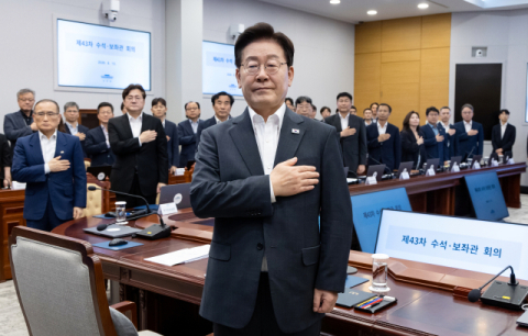 靑 ‘4년 중임제’ 개헌 언급… 野 “대통령 연임, 사법 리스크 해소 목적”