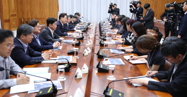 이재명 대통령이 14일 청와대에서 청년정책 전문가 간담회를 주재하고 있다. 연합뉴스