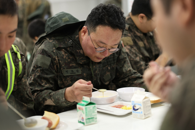 개혁신당 천하람 원내대표가 지난 12일 논산 육군훈련소에서 훈련을 마친 뒤 식사하고 있다. 천 원내대표는 현역 국회의원으로는 처음으로 논산 육군훈련소에 훈련병으로 입소해 2박 3일간 신병 교육을 받았다. 연합뉴스