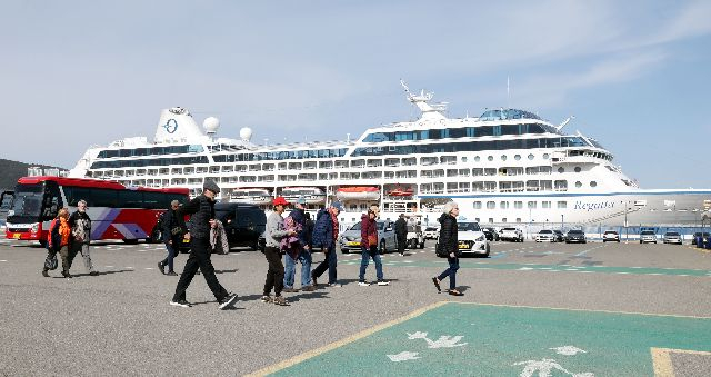 지난 3월 오버나잇 크루즈(항구에서 하루 이상 정박하는 일정으로 운항하는 크루즈)인 레가타(Regatta)호가 부산항 북항 크루즈터미널에 입항해 있다. 부산시는 레가타호의 입항에 맞춰 전국 최초로 크루즈 터미널 24시간 운영을 실시한다. 정종회 기자 jjh@
