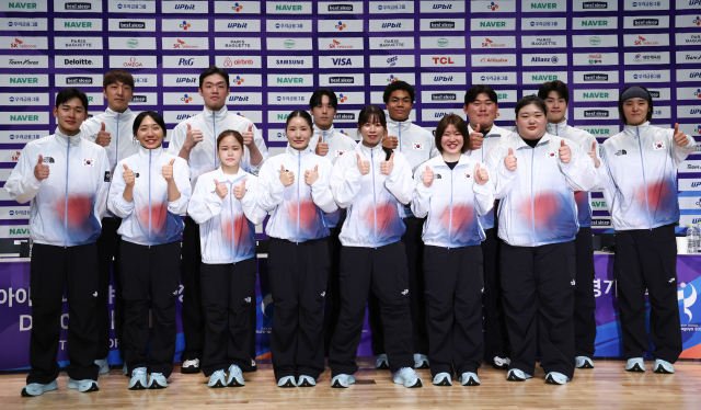 20일 충북 진천 국가대표선수촌에서 열린 2026 아이치·나고야 아시안게임 D-30 미디어데이에서 참석 선수들이 기념 촬영을 하고 있다. 연합뉴스
