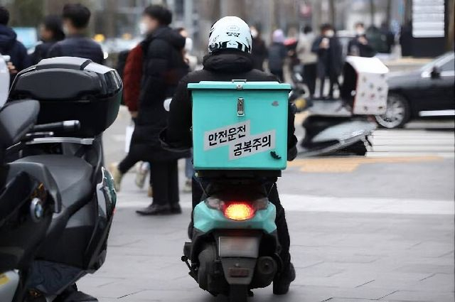 음식을 배달하는 배달 라이더. 부산일보DB