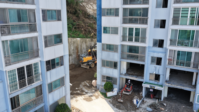 지난 24일 오후 경남 거제시 옥포동 한 아파트에서 집중호우로 큰 피해가 발생한 아파트의 수해복구 작업이 진행되고 있다. 연합뉴스
