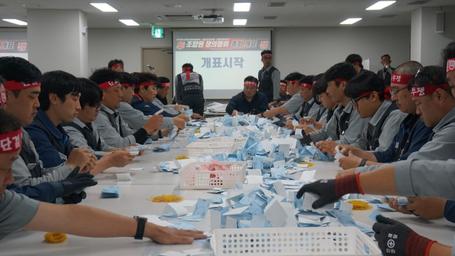 올해 임단협 교섭 난항을 겪는 금속노조 현대중공업지부 조합원 쟁의행위 투표 개표 모습. 부산일보DB