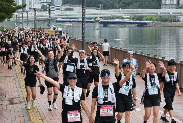 29일 오후 부산 해운대구 APEC나루공원에서 열린 ‘2026 부산나이트워크 42K with dsec’ 참가자들이 수영강변을 따라 즐거운 표정으로 걷고 있다. 정종회 기자 jjh@