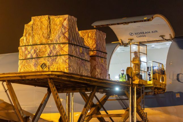 인천국제공항 대한항공 화물터미널에서 관계자들이 삼성전자와 SK하이닉스의 반도체를 항공기에 탑재하고 있다. 연합뉴스