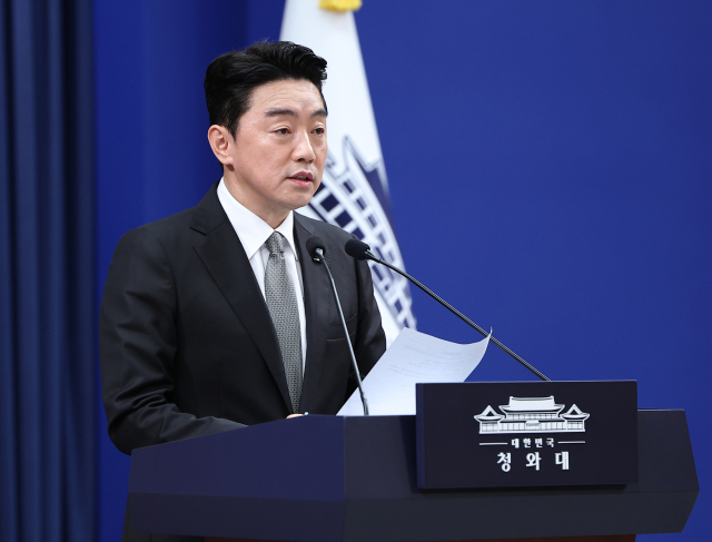 강훈식 비서실장이 30일 청와대 춘추관에서 인사 관련 브리핑을 하고 있다. 강 비서실장은 브리핑을 통해 재정경재부 장관에는 이형일 1차관을, 법무부 장관에 더불어민주당 김승원 의원을, 국방부 장관에는 강신철 전 연합사 부사령관을 지명했다고 밝혔다. 또한 성평등가족부 장관에는 기본소득당 원내대표인 용혜인 의원을, 국토부 장관에는 홍지선 2차관을, 중소벤처기업부 장관에는 민주당 이소영 의원을, 국가인공지능전략위원회 부위원장에 하정우 전 AI수석을 지명했다. 또한 대통령 정무특별보좌관 김경수 전 경남지사를, 대통령비서실 AI미래기획수석비서관에는 조국혁신당 이해민 의원을, 대통령비서실 메가프로젝트 보좌관에 이원주 기후환경부 에너지전환정책실장을 발탁했다고 밝혔다. 연합뉴스
