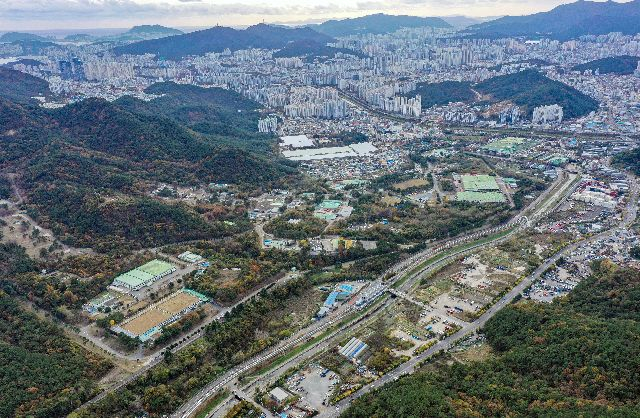 센텀2지구 조성 사업이 방산업체 (주)풍산의 이전 지체로 매년 공사채 이자만 수백억 원씩 내야 할 상황에 처했다. 판교 수준으로 조성원가가 높아진다면 산단 자체의 경쟁력이 상실될 것이라는 우려마저 나온다. 풍산 부산공장과 부산 센텀2지구 조성 예정지 전경. 김종진 기자 kjj1761@