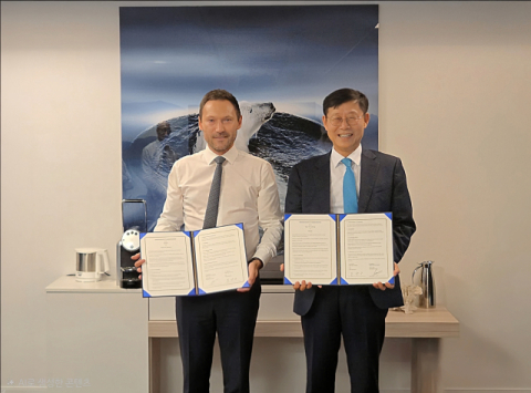 부산항만공사 송상근 사장(우측)과 장 바티스트 보리에(Jean-Baptiste Bories, COO Deputy&ndash;Fleet Operations Director and Projects) 포낭 선대운영∙신규 프로젝트 총괄 책임자(좌측)가 부산 항공·철도 연계 모항 크루즈 활성화 및 승객 서비스 향상을 위한 업무협약을 체결하고 기념촬영을 하고 있다. 부산항만공사 제공