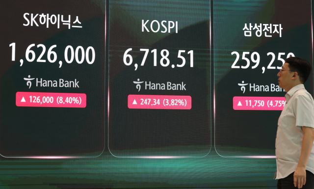 지난 20일 서울 중구 하나은행 본점 딜링룸 전광판에 코스피 및 SK하이닉스, 삼성전자 주가가 표시돼있다. 연합뉴스