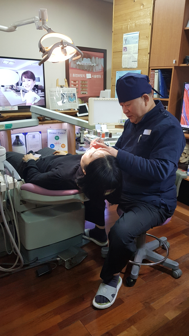 부산 덴타피아치과의원 김경진 원장은 “성인도 스케일링 후 불소도포를 병행하면 뿌리 쪽에 생기는 치근면 우식증을 효과적으로 막을 수 있다”고 말했다. 덴타피아치과의원 제공