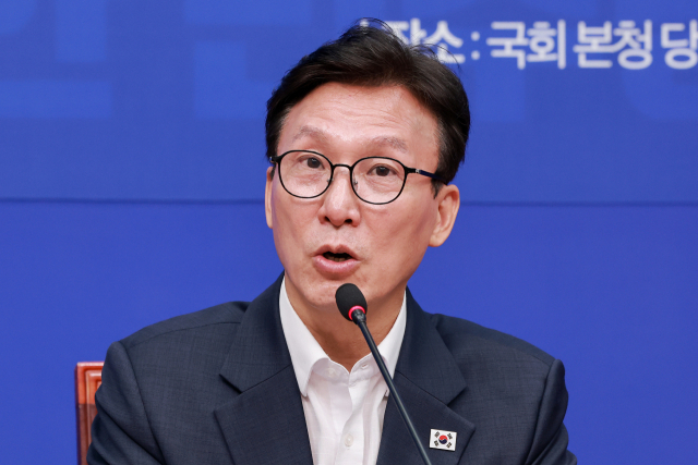 더불어민주당 메가프로젝트 및 지방성장 특별위원장인 김민석 대표가 31일 국회에서 열린 특위 제1차 회의에 참석해 발언하고 있다. 연합뉴스