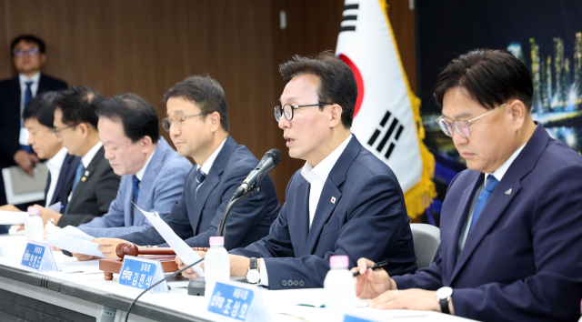 김민석 민주당 대표가 2일 세종시청에서 열린 제8차 최고위원회의에 참석해 발언하고 있다. 연합뉴스