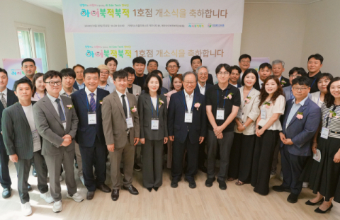 지난달 29일에 열린 ‘에이아이북적북적’ 개소식에 참여해 AI 대전환 시대의 미래교육 방향을 논의했다. 신라대 제공