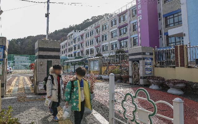 지난 2024년 부산의 한 초등학교 학생들이 하교하는 모습. 부산일보DB