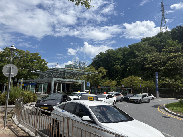 지난 1일 경남 김해시 KTX 진영역 앞 택시 승강장에서부터 늘어선 택시들이 뒤에 있는 버스 정류장까지 침범해 시내버스와 승용차가 진입할 때마다 뒤엉키는 상황이 연출되고 있다. 이경민 기자 min@