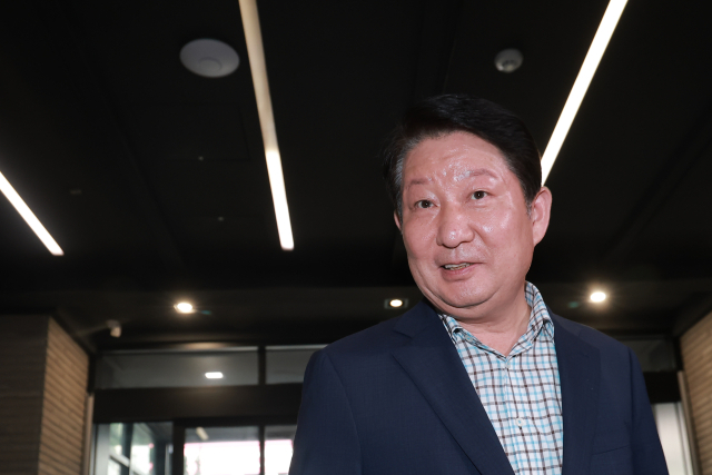 국민의힘 권영진 의원이 18일 서울 영등포구 여의도 중앙당사에서 열린 당 중앙윤리위원회 전체회의에 출석하고 있다. 앞서 권 의원은 상임위원회 배분 과정에서 자당 정점식 원내대표의 멱살을 잡는 등 물의를 빚은 이유로 윤리위에 제소됐다. 연합뉴스