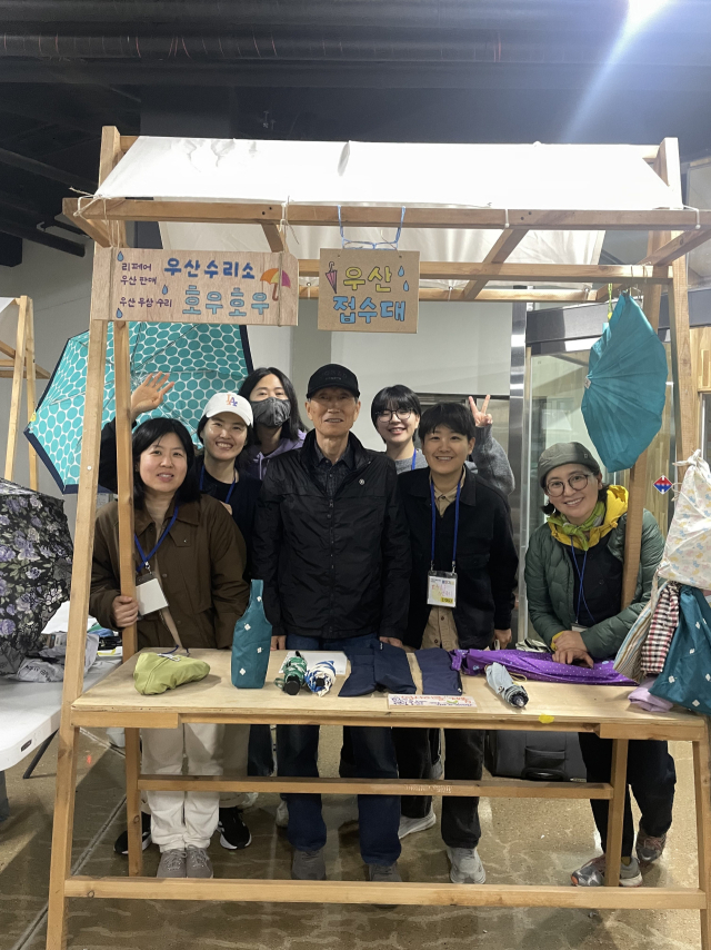 전주 장터에 우산 수리 상점을 연 모습. 저자 제공