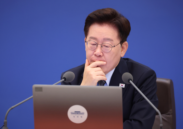 이재명 대통령이 1일 청와대에서 열린 국무회의에서 자료를 보고 있다. 연합뉴스