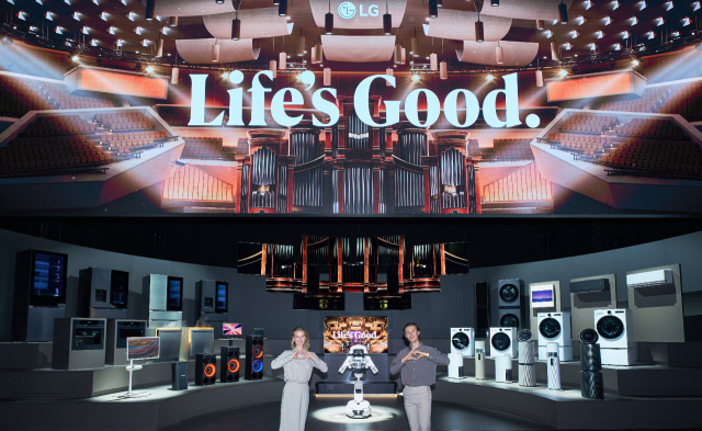 LG전자 모델이 홈로봇 ‘LG 클로이드’의 지휘 아래 제품과 기술, 서비스가 하나의 AI 생태계로 연결되는 모습을 담은 전시 콘텐츠 ‘LG AI 오케스트라’를 감상하고 있다.LG전자 제공