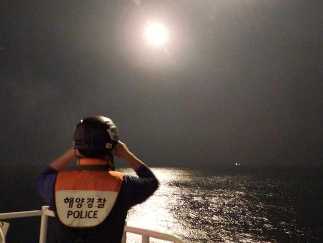 3일 부산 해경이 전날 부산 앞바다에서 예인선 전복 사고로 실종된 선원 6명을 찾기 위해 조명탄을 밝히며 야간수색을 벌이고 있다. 연합뉴스