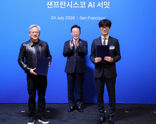 이해진 네이버 이사회 의장과 젠슨 황 엔비디아 최고경영자가 지난 7월 미국 샌프란시스코 더 미드웨이에서 열린 AI 서밋에서 글로벌 AI 팩토리 구축을 위해 지분 투자 유치에 관한 전략적 투자협약을 체결한 뒤 이재명 대통령과 기념촬영을 하고 있다. 부산일보DB.