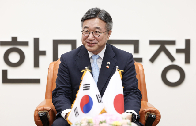 윤호중 행정안전부 장관이 지난 1일 서울 종로구 정부서울청사에서 하라 구니아키 일본 총무성 사무차관의 예방을 받고, 한-일 양국 간 지방행정 분야 교류·협력 강화 방안 등에 대해 환담하고 있다. 연합뉴스