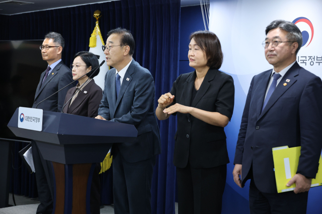 김윤덕 국토교통부 장관이 3일 정부서울청사에서 공공기관 지방이전과 관련된 원칙을 발표하고 있다. 연합뉴스