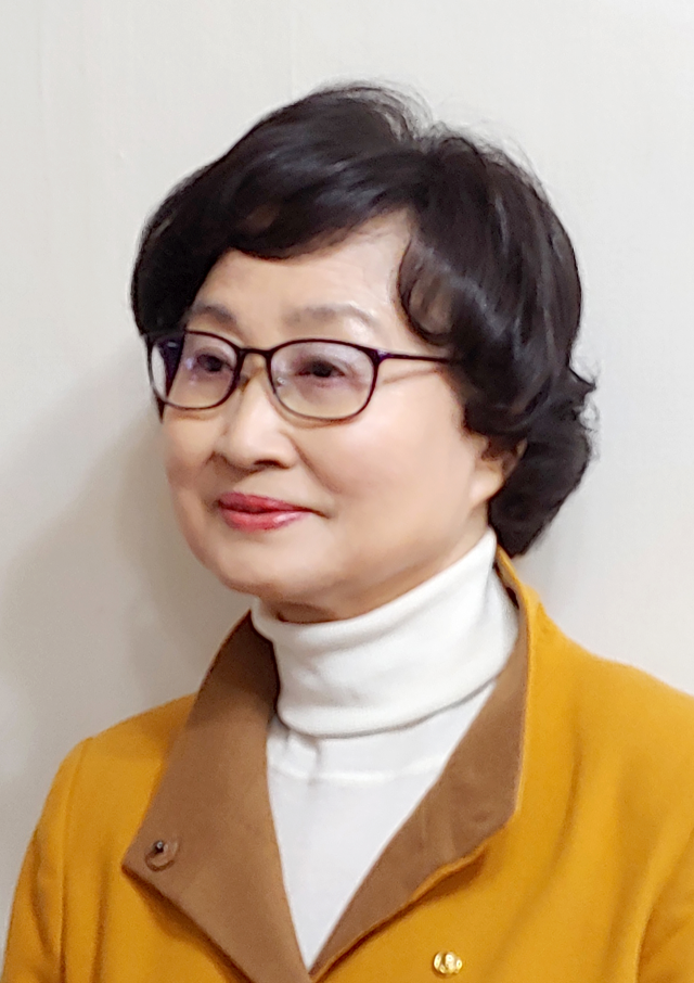 제17회 한국여성문학상을 받은 이혜선 시인.