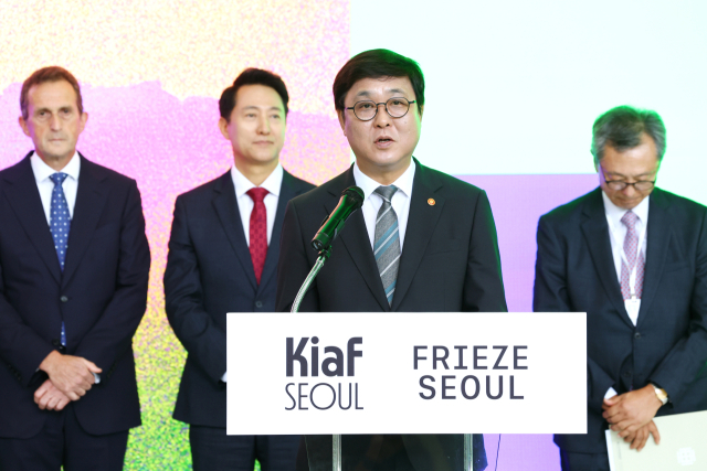 최휘영 문화체육관광부 장관이 2일 서울 강남구 코엑스에서 열린 '2026 키아프 서울·프리즈 서울' 개막식에서 축사를 하고 있다. 연합뉴스